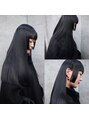 ユエン(uyen) 顔周りのデザインのあるヘアスタイルはブルー系の暗髪