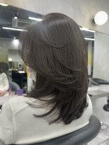 シティ(CITY)&nbsp;ツヤ髪グレージュカラー×ミディアムレイヤーカット【CHICA】