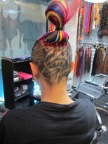 ミミック (mimic)&nbsp;バリカンアート、ピンクカラー、コーンロウ、レインボーエクステ