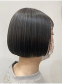 透明感たっぷりデザインのミニボブ