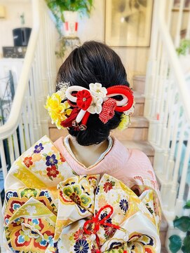 美容室 ティンカーベル キレイめシニヨンヘア