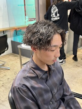 ザデイ カットアンドカルチャーショップ(THE DAY CUT&CULTURE SHOP) 波巻きパーマ×センターパート
