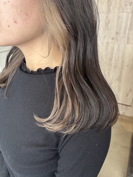 ディシェーレローブ(die Schere Lob) ベージュのインナーカラーで抜け感をプラス