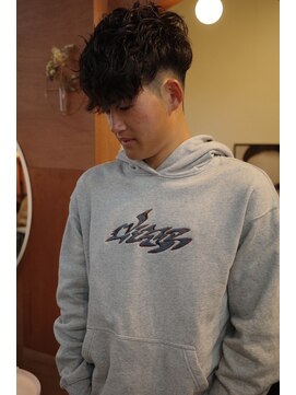 エディ(Edy) メンズ波巻きスパイラルパーマスキンフェード刈り上げ眉毛カット