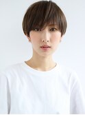 動きのある前髪で女性らしさを演出!丸みベリーショート