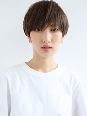 動きのある前髪で女性らしさを演出!丸みベリーショート