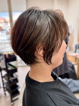 丸みレイヤーで自然体の美しさを際立たせるナチュラルショート
