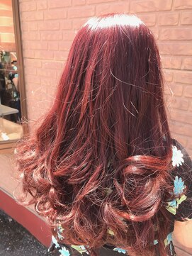 美容室メデューサ都府楼店 チラッと視線が・・・ＲＥＤのカラーは艶感ＭＡＸ