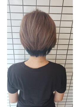 パリスパート2 インナーカラー ブルー ショートボブ ヘアスタイル