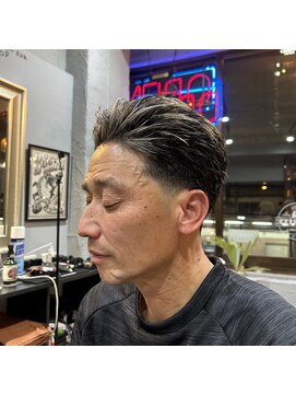 エーピーティートアウエスト(APT. TOR WEST) taper fade and highlight