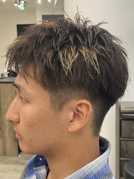 フイ 新宿3丁目(Hui) フェザーパーマ/グレーブルーカラー/刈り上げショートパンク