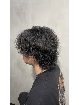 クロー(CROW) センターパートウルフ×波巻きパーマ