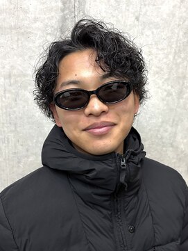 オーシャントーキョー ホワイト 原宿(OCEAN TOKYO WHITE) 黒髪スパイラルパーマセンターパート波巻きパーマ