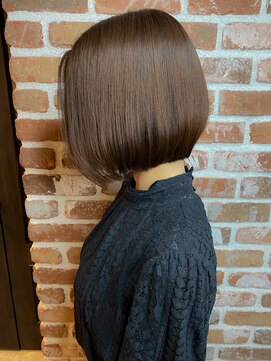 エニー 栄(Any) ショコラブラウン×ツヤ髪ボブ