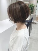 ハイライトカラーベージュ丸みショートボブセンターパート
