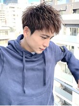 ソフトツイストパーマとは？→パーマ特有のカール感を出さずに緩めに捻ったパーマ。細かい束感が出せます。