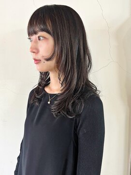 タヴィ(Tavi) フェイスレイヤーの黒髪ミディアム/顔周りレイヤー