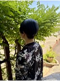 暗髪ブルーの刈り上げショート