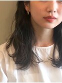 ダークカラーに合わせ遊ばせた程よいウエットミディ【オリーブ】