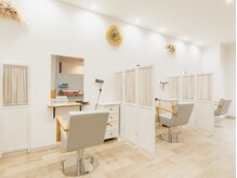 コエ(coe)の雰囲気(隣の席と間隔が広く周りを気にしないゆったりできるスペース。)