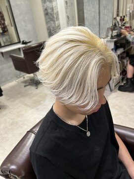 グラッジ 池袋(GLADGE) ホワイトブロンド メンズブリーチ 毛流れセンターパート