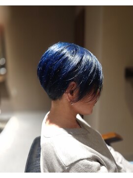 前下がりアシメ＋ブルーハイライト