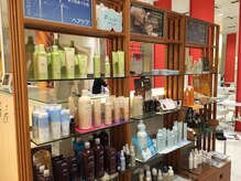 AVEDA商品が並んだ大型ブース。お買い求めだけでも大歓迎です！