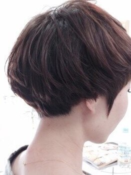 くせ毛に悩んでいる方必見！カットでつくるお悩みカバーで、扱いやすく見栄えの良い髪へ。