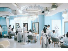 salon de RENARD 原宿 ヘアアレンジ ヘアメイク 推し活ヘアの雰囲気（メイドがお迎えする水色の特別空間）