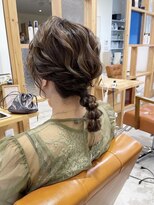 エメ 小山(Aimer)&nbsp;ミディアムウルフの編みおろしヘア/小山