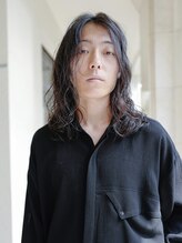 オーオ シカシカ(OOO YY) 抜け感のある縦に落ちるリラックスパーマ