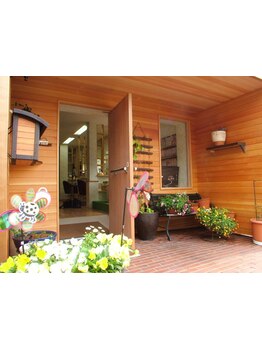 薬剤や技術の選択にこだわり、単なる“見た目の美しさ”ではなく、頭皮・髪・心のトータルケアを提供―＊