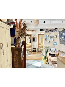 4席のみの温かな落ち着いた空間が人気。窮屈な毎日を忘れくつろぎの美容時間を[外苑前/髪質改善/白髪染め]