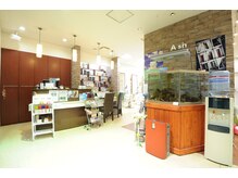 アッシュヘアー 宮下本店(A-sh HAIR)の雰囲気（広い店内は友達同士に嬉しい横並びでのご案内も♪）