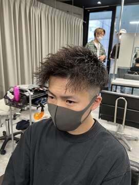 イーラ(era) ツイストパーマフェード短髪アップバング