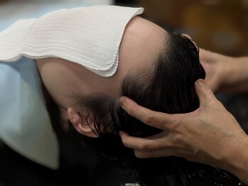 美容室ハナ(HANA)の写真/頭皮の悩みや、毛髪の状態にあったトリートメントを使用◇ヘッドスパで頭皮環境を整え、髪のダメージを補修