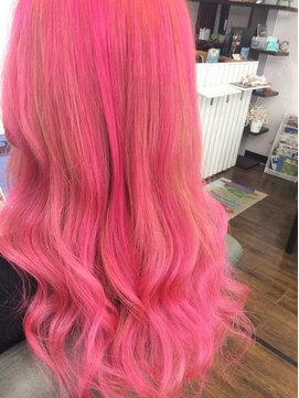 アンククロス 那覇店 一際目立つピンクヘアー