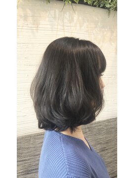 アンフィニー(Infini) ○○肩でふんわり揺れる、ミディアム○○