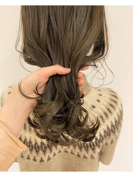 ユーフォリア 青山(Euphoria) イルミナカラーで作る暗めのカーキベージュカラー♪