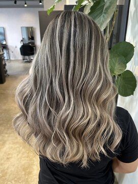 メリー オオサカ(Merly Osaka) ママさん人気！根本伸びても気にならないバレイヤージュ