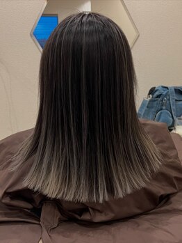 お客様の髪質や肌色に合わせて、あなたに似合うカラーをご提案♪ダメージレスで透明感のある髪色を叶えます