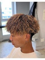 ライズ 渋谷店(RISE)&nbsp;刈り上げフェード金メッシュツイストスパイラルベージュカラー