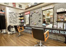 ライズヘアーバズ(RAIZE HAIR BUZZ)の雰囲気（店内にはたくさんのスニーカーが飾られています！）