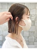 切りっぱなしボブ、イヤリングカラー、オリーブベージュ