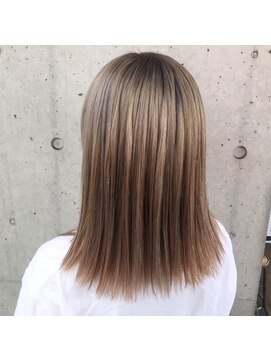 ガルボ ヘアー(garbo hair) 【ケアブリーチ】ハイトーンホワイトベージュカラーのご紹介♪