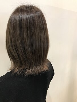 ベイス アワジ(BASE) 外ハネ切りっぱなしボブ