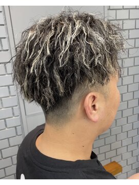 イキプラスディードットログ 大和八木駅前店(ikii+D.Log) メンズパーマ ハイライト ツイストパーマ