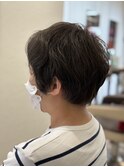 短めのショートヘア 襟足はすっきりとカットスタイル