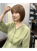 柔らかいベージュカラーのボブスタイル