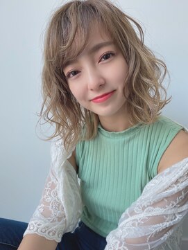 ルービック(Rubik's) 小顔前下がり外ハネボブアッシュベージュ☆